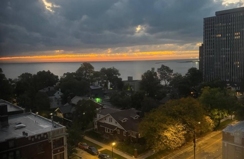 South Shore Appartement | A Chic 8th Floor Studio Inside Vintage Style Building With Spectacular Lake View