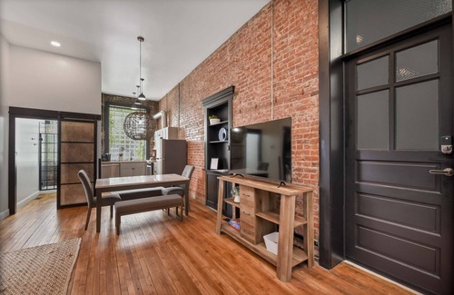Kamm's Corners Appartement | A Cleveland Modern and Historic Apartment