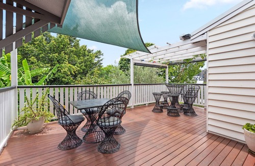 Woolloongabba Maison | A Colourful Life! 4Bed/2.5Bath/1Car ~ Queenslander