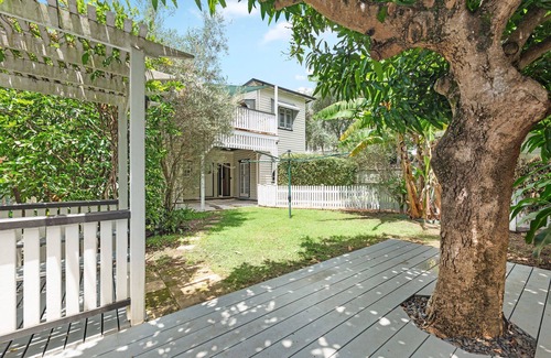 Woolloongabba Maison | A Colourful Life! 4Bed/2.5Bath/1Car ~ Queenslander