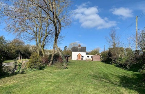 Beccles Maison | A cosy light Semi Detached cottage in the Waveney Valley, the Broads National park.