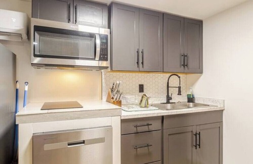 Tallahassee Maison | A cozy 1-bedroom apartment with massaging bed. Close to FSU, FAMU, AIRPORT &I10.