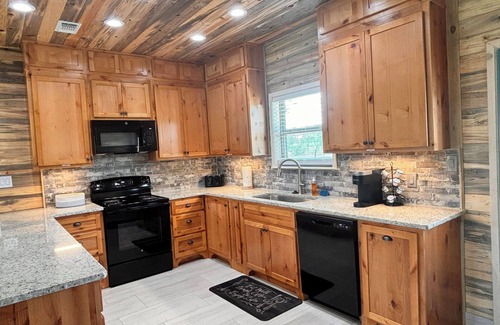 Rio Frio Cabine | A cozy 2 bed 2 bath cabin In Leakey Tx on 140 Acres with 2,000 FT of River Front