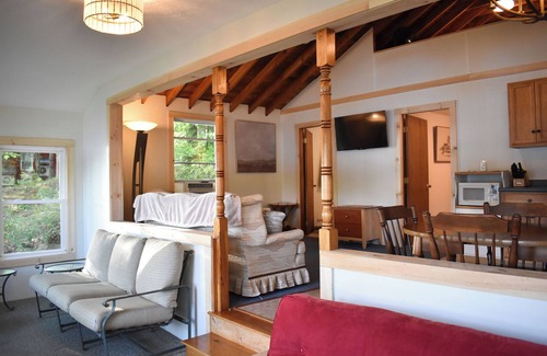 Lyman Cabine | A cozy 2-bedroom lakefront cabin nestled in Maine, feat. kayaks and private dock