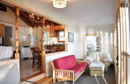 Lyman Cabine | A cozy 2-bedroom lakefront cabin nestled in Maine, feat. kayaks and private dock