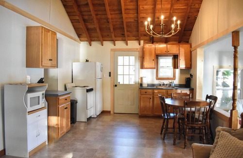Lyman Cabine | A cozy 2-bedroom lakefront cabin nestled in Maine, feat. kayaks and private dock