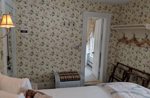 Shelburne Lit Et Petit-Déjeuner | A cozy 2nd Floor Queen Room 108 sqft Bed & Breakfast in Downtown Shelburne! DYT