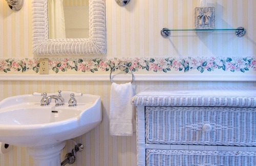 Shelburne Lit Et Petit-Déjeuner | A cozy 2nd Floor Queen Room 108 sqft Bed & Breakfast in Downtown Shelburne! DYT