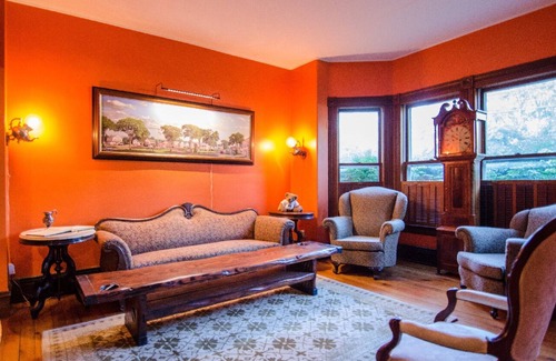 Shelburne Lit Et Petit-Déjeuner | A cozy 2nd Floor Queen Room 108 sqft Bed & Breakfast in Downtown Shelburne! DYT