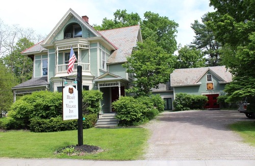 Shelburne Lit Et Petit-Déjeuner | A cozy 2nd Floor Queen Room 108 sqft Bed & Breakfast in Downtown Shelburne! DYT