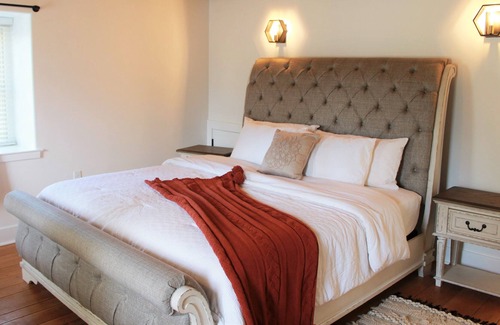 Earlville Autre | A cozy newly remodeled farmhouse on a real working farm!!