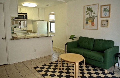 Medical Center District Copropriété | A cozy one-bedroom condo that is located in the heart of the Medical Center.