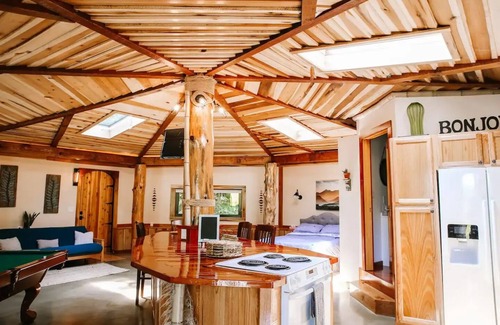 Nebo Appartement | A cozy, romantic cabin perfect for couples. Pets are always welcome, owners too!