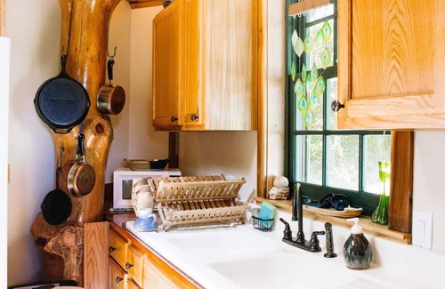 Nebo Appartement | A cozy, romantic cabin perfect for couples. Pets are always welcome, owners too!