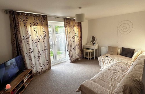Loughton Maison | A cozy, spacious house with 2 bedrooms, 2 beds, 2 bathrooms
