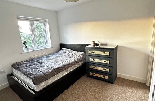Loughton Maison | A cozy, spacious house with 2 bedrooms, 2 beds, 2 bathrooms