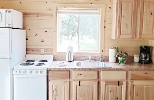 Keystone Cabine | Une jolie cabane nichée dans les bois. Parfait pour des escapades romantiques