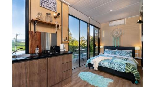 Dixons Creek Maison | A Dam Good View by Tiny Away