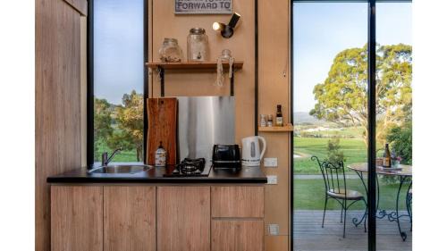 Dixons Creek Maison | A Dam Good View by Tiny Away