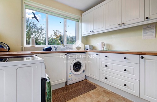 Frinton-on-Sea Maison | A delightful bungalow ideally located in a quiet tree-lined avenue and close to the seafront