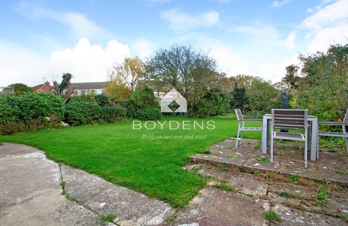 Frinton-on-Sea Maison | A delightful bungalow ideally located in a quiet tree-lined avenue and close to the seafront