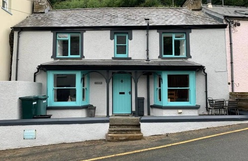 Tan-y-groes Maison | A delightful seaside stone cottage, just a minute's walk from the beach.