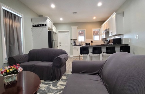 Somerville Appartement | A family type unit in the midst of downtown Somerville crowded by restaurants