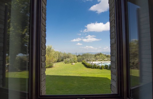 Torgiano Villa | Une ferme nichée entre jardins et oliviers