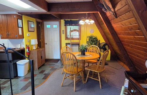 Manhattan Cottage | Une chambre en A avec vue sur le magnifique Pine Creek (approvisionné)!