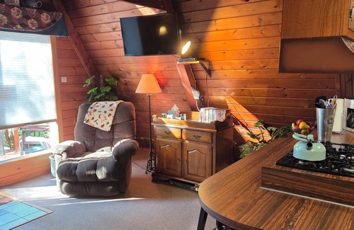 Manhattan Cottage | Une chambre en A avec vue sur le magnifique Pine Creek (approvisionné)!