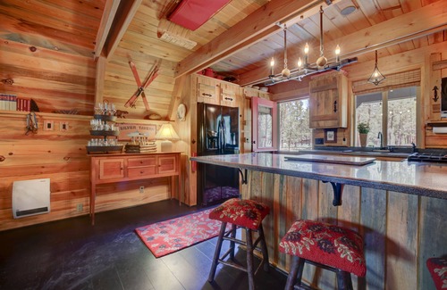 Sisters Cabine | A-Frame Cabin on 4.5 Acres - HOT TUB, Dog Friendly!