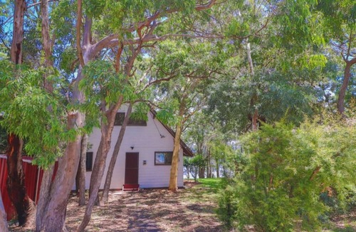 Summerland Point Maison | A-frame cottage beside beautiful Lake Macquarie