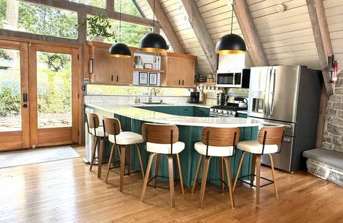 Newport Cabine | A-frame W/ Hot-tub, Mountain View & tennis court