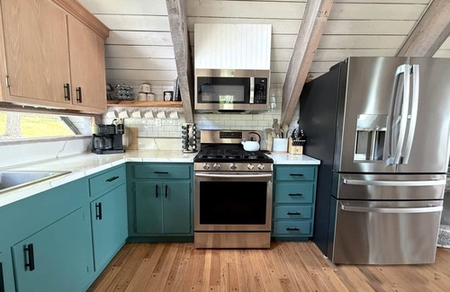 Newport Cabine | A-frame W/ Hot-tub, Mountain View & tennis court