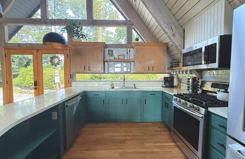 Newport Cabine | A-frame W/ Hot-tub, Mountain View & tennis court