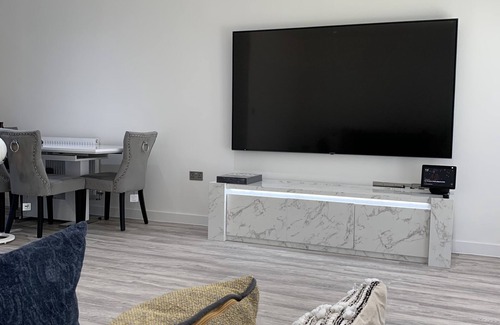 Basildon Maison | A G2 Luxury home that sleeps up to 4 guests
