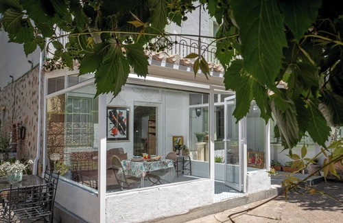 Urunuela Maison | A garden among vineyards in La Rioja for two people