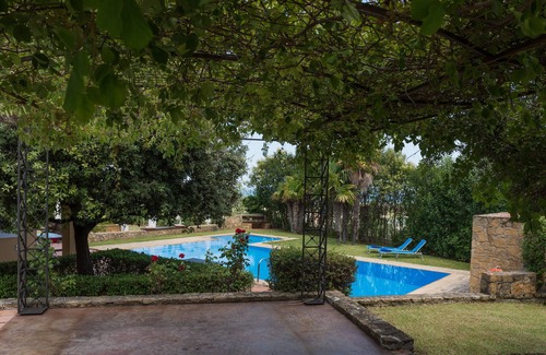 Kontomari Villa | Un manoir du 19e siècle glorieuse avec une belle piscine privée