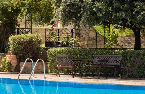 Kontomari Villa | Un manoir du 19e siècle glorieuse avec une belle piscine privée