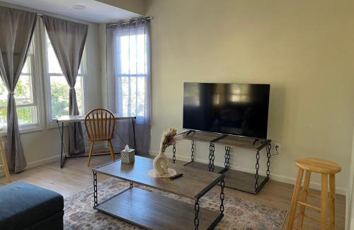 Newark Appartement | A Great Day in Newark - Elite 3 BR Sunny Retreat