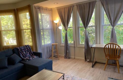 Newark Appartement | A Great Day in Newark - Elite 3 BR Sunny Retreat