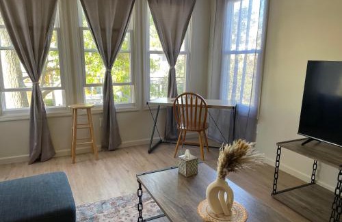 Newark Appartement | A Great Day in Newark - Elite 3 BR Sunny Retreat