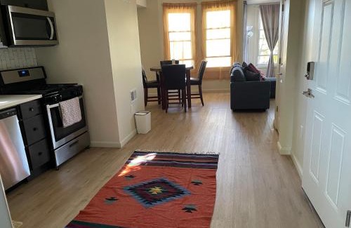 Newark Appartement | A Great Day in Newark - Elite 3 BR Sunny Retreat