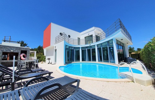 Quinta do Anjo Villa | Une grande villa avec une piscine privée et une vue magnifique sur un château