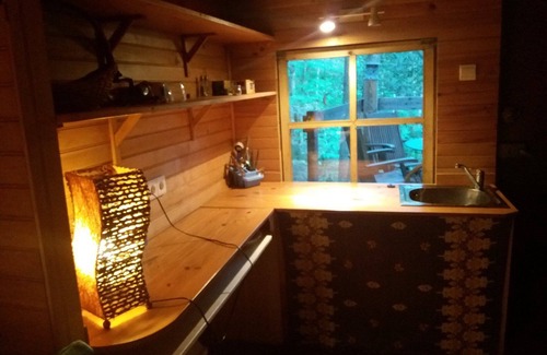 St Gervais sur Mare Cabine | une cabane cachée avec une terrasse donnant sur la foret
