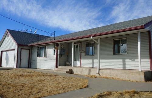 Fremont Maison | A Hidden Gem! Sleeps 8+ Near Fish Lake and Capitol Reef National Park
