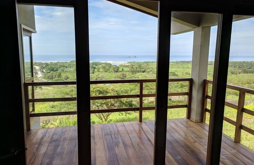 Las Tunas Maison | Une oasis de jungle à flanc de colline avec une vue panoramique imprenable sur l'océan Pacifique!