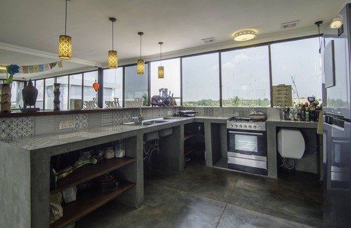 Siem Reap Maison | Un habitat loin du domicile! Immeuble coloré avec chambres privées et espaces communs.