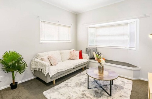 Clover Park Maison | A Home away from Home | WiFi | Netflix | w/Parking