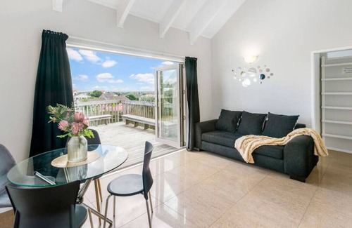 Clover Park Maison | A Home away from Home | WiFi | Netflix | w/Parking